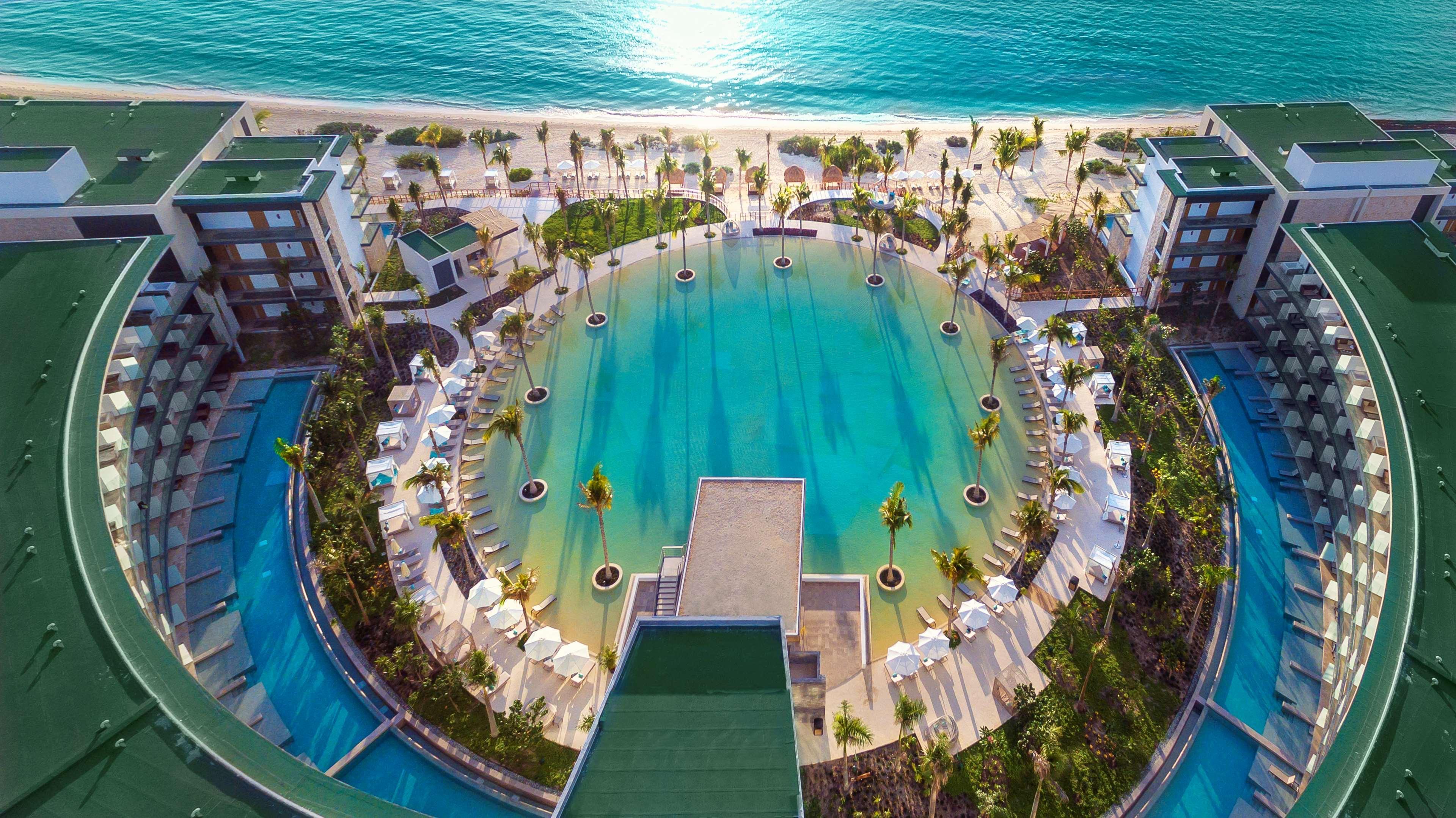 Haven Riviera Cancun (Adults Only) Alfredo V. Bonfil Buitenkant foto Aerial view of the pool at the Atlantis Paradise Island
