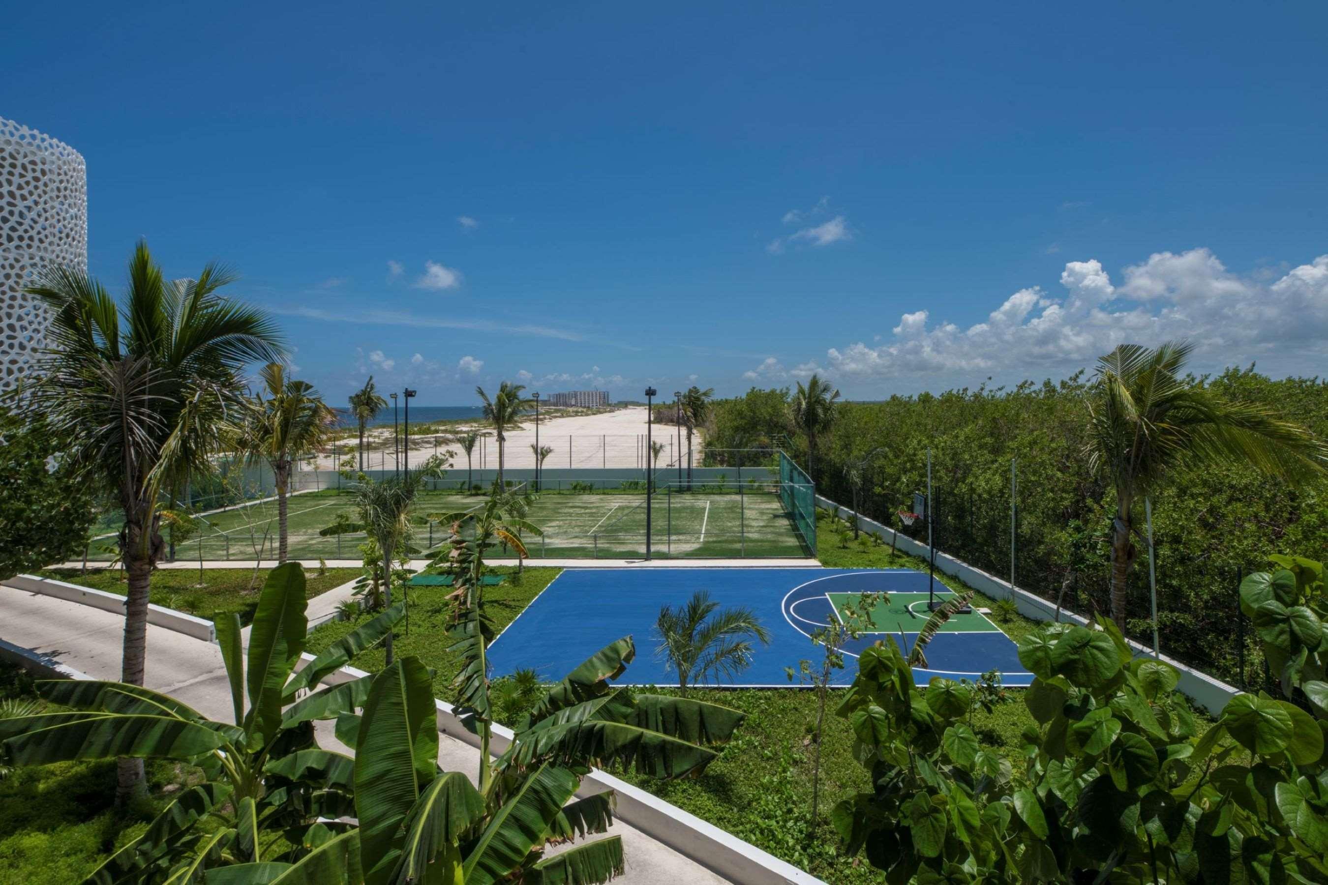 Haven Riviera Cancun (Adults Only) Alfredo V. Bonfil Buitenkant foto Tennis and basketball courts